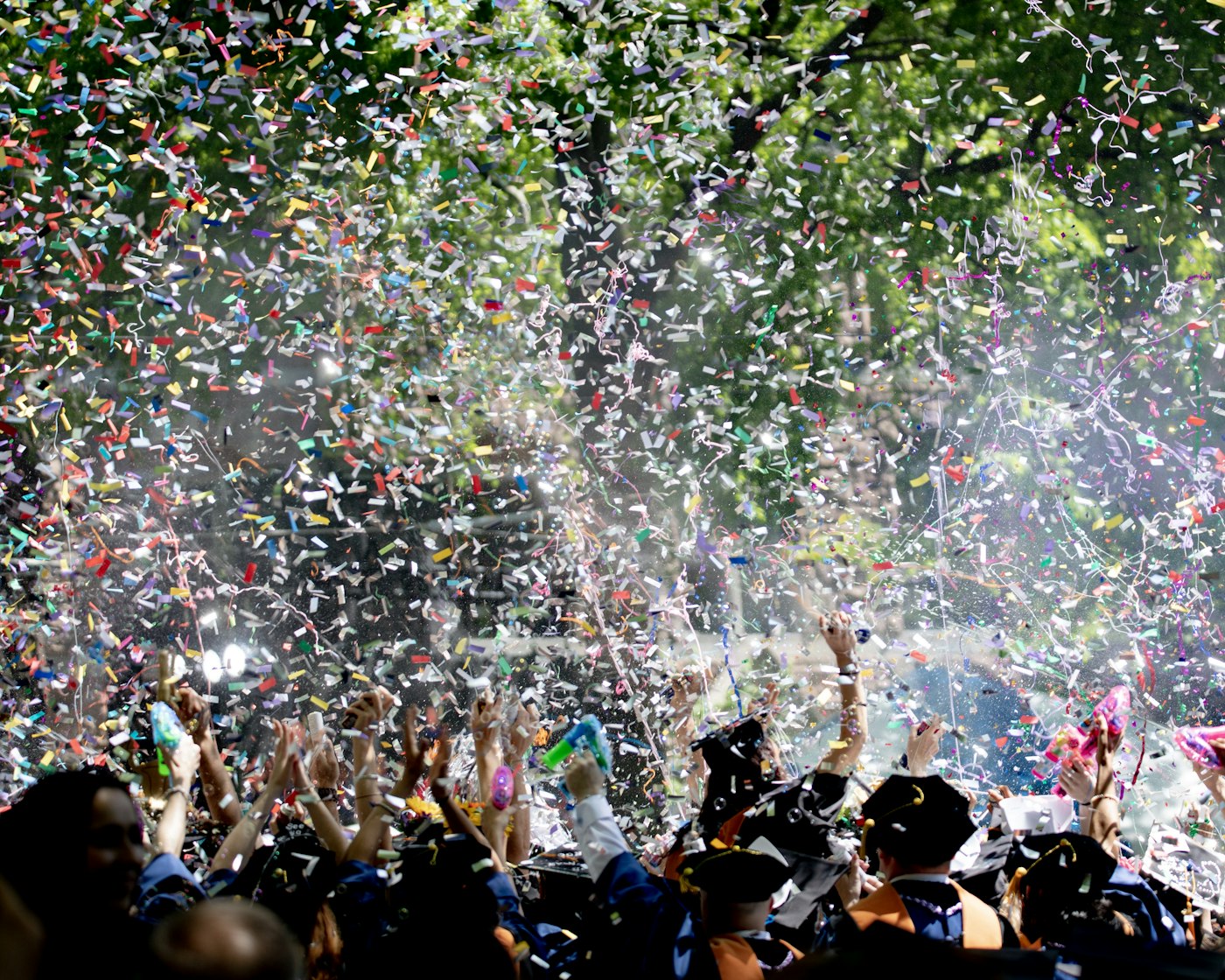 Lluvia de confeti en una celebración